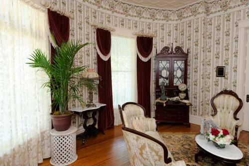Posada Captain Henderson House