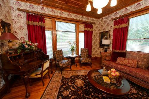 Posada Captain Henderson House