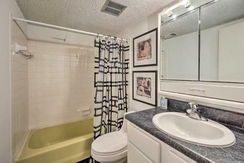 Central Hot Springs Village Retreat With Deck!