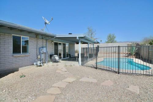 Tucson 4 Bedroom W/pool, Privacy, Mountain View