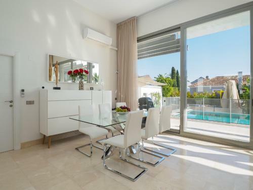 Lumineuse Villa Moderne Avec Piscine Chauff�e