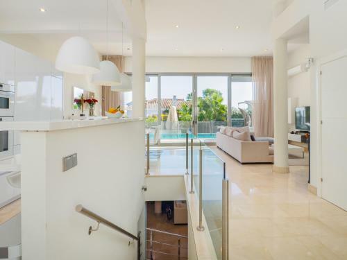 Lumineuse Villa Moderne Avec Piscine Chauff�e