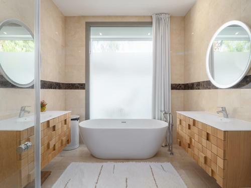 Lumineuse Villa Moderne Avec Piscine Chauff�e
