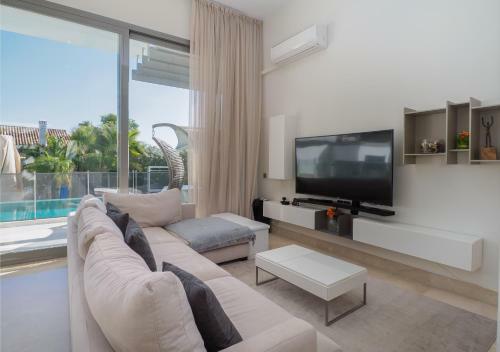 Lumineuse Villa Moderne Avec Piscine Chauff�e
