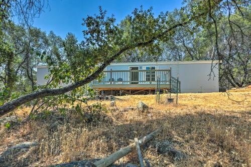 Quaint Mariposa Home With Private Deck And Yard!