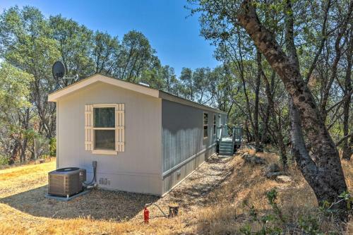 Quaint Mariposa Home With Private Deck And Yard!