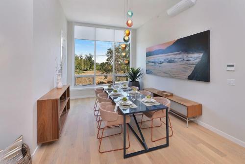 Oak Bay Executive Penthouse