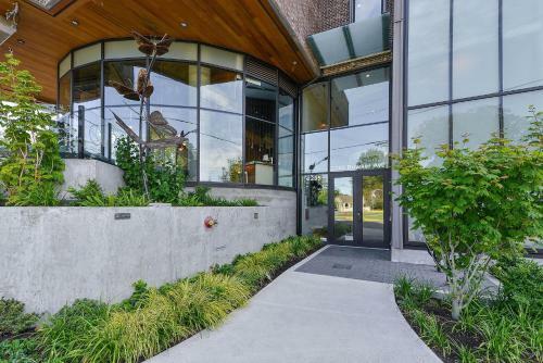 Oak Bay Executive Penthouse