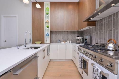 Oak Bay Executive Penthouse