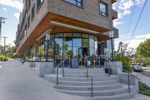 Oak Bay Executive Penthouse