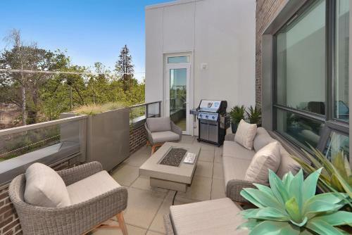 Oak Bay Executive Penthouse