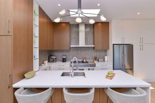 Oak Bay Executive Penthouse