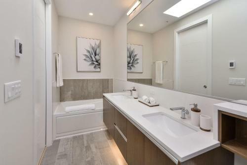 Oak Bay Executive Penthouse