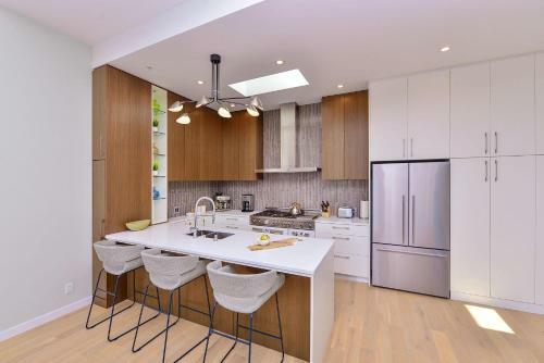 Oak Bay Executive Penthouse