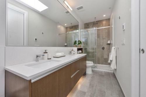 Oak Bay Executive Penthouse