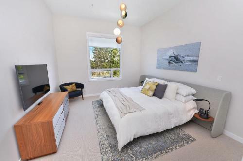Oak Bay Executive Penthouse
