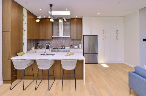 Oak Bay Executive Penthouse