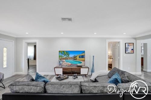 Beautiful 4 Br With Private Heated Pool