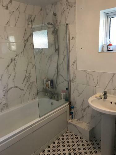 Spacious Village Retreat Near Brighton