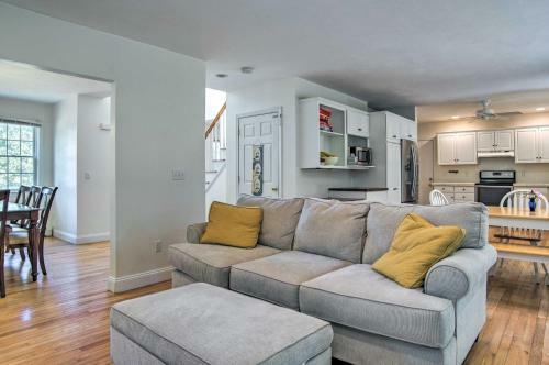 Marion Home With Private Deck Less Than 1 Mi From Beach