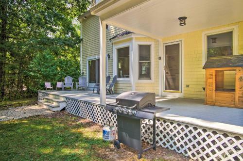 Marion Home With Private Deck Less Than 1 Mi From Beach
