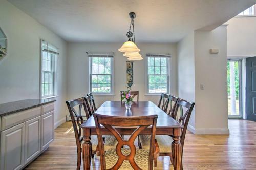 Marion Home With Private Deck Less Than 1 Mi From Beach