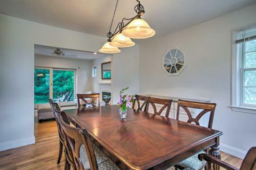 Marion Home With Private Deck Less Than 1 Mi From Beach