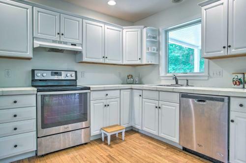 Marion Home With Private Deck Less Than 1 Mi From Beach