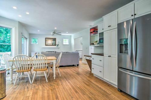 Marion Home With Private Deck Less Than 1 Mi From Beach