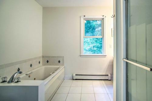 Marion Home With Private Deck Less Than 1 Mi From Beach