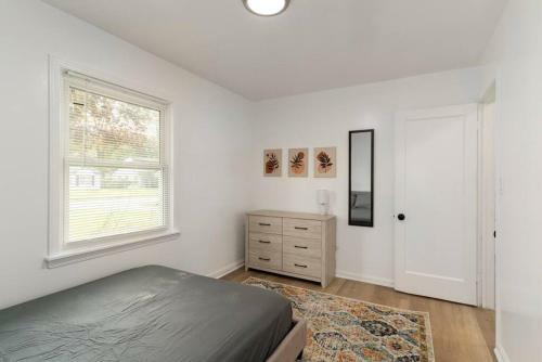 Cute 2 Bed 1 Bath Home In Royal Oak