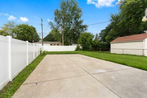 Cute 2 Bed 1 Bath Home In Royal Oak
