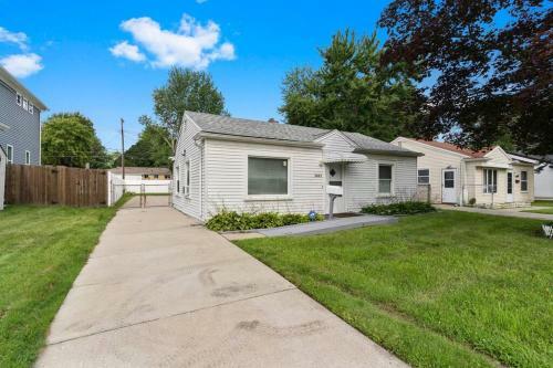 Cute 2 Bed 1 Bath Home In Royal Oak