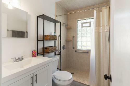 Cute 2 Bed 1 Bath Home In Royal Oak