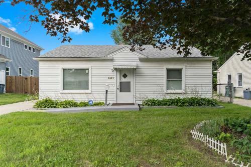 Cute 2 Bed 1 Bath Home In Royal Oak