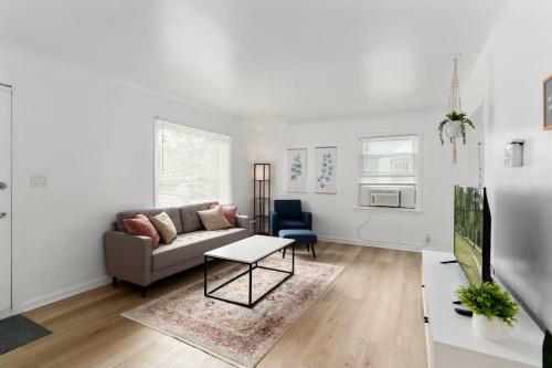 Cute 2 Bed 1 Bath Home In Royal Oak