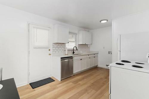 Cute 2 Bed 1 Bath Home In Royal Oak