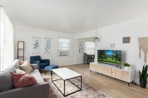 Cute 2 Bed 1 Bath Home In Royal Oak