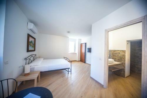 Hostal Around Lago Maggiore Rooms