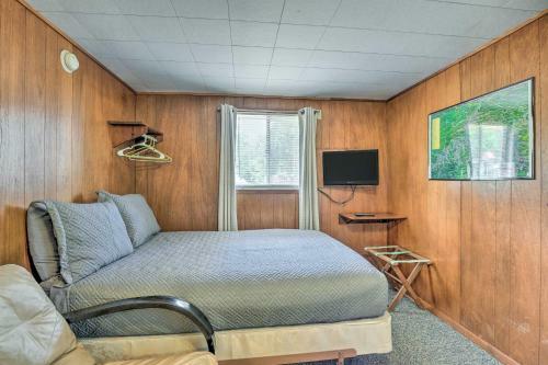 Lakefront Reeds Spring Cabin With Deck And Pool!