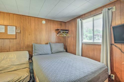 Lakefront Reeds Spring Cabin With Deck And Pool!