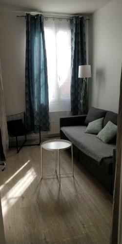 Modern 1 Bedroom Apartment Near The Metro.