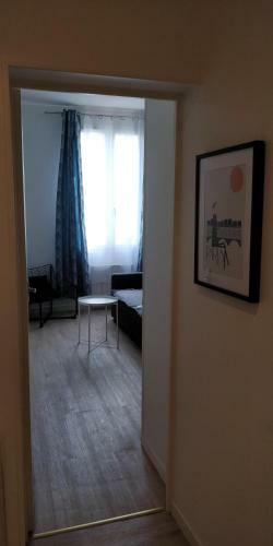 Modern 1 Bedroom Apartment Near The Metro.