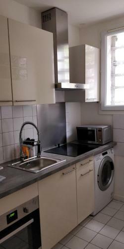 Modern 1 Bedroom Apartment Near The Metro.