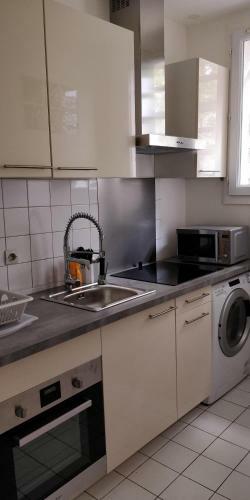 Modern 1 Bedroom Apartment Near The Metro.