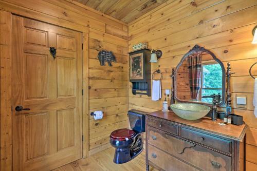 Rustic Boone Abode With Private Yard And Hot Tub!