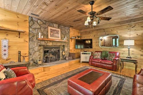 Rustic Boone Abode With Private Yard And Hot Tub!