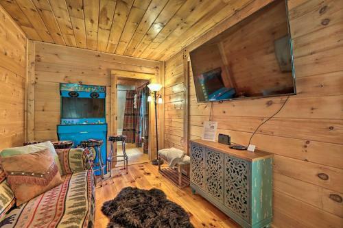 Rustic Boone Abode With Private Yard And Hot Tub!