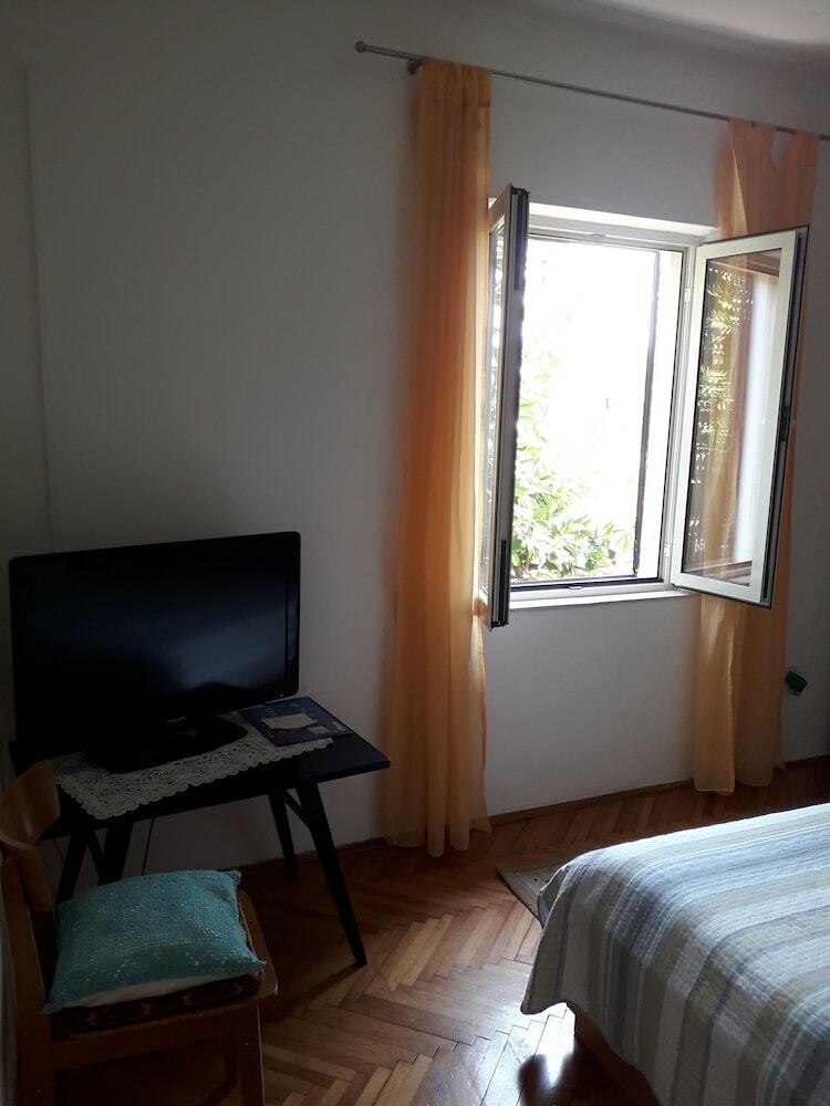Hostal Guest House Roza