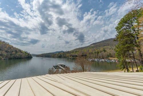 New! Townhouse Close To Rumbling Bald Amenities!